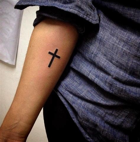 tatuaje cruz antebrazo|Tatuajes de cruces: Significado y mejores diseños de cruz